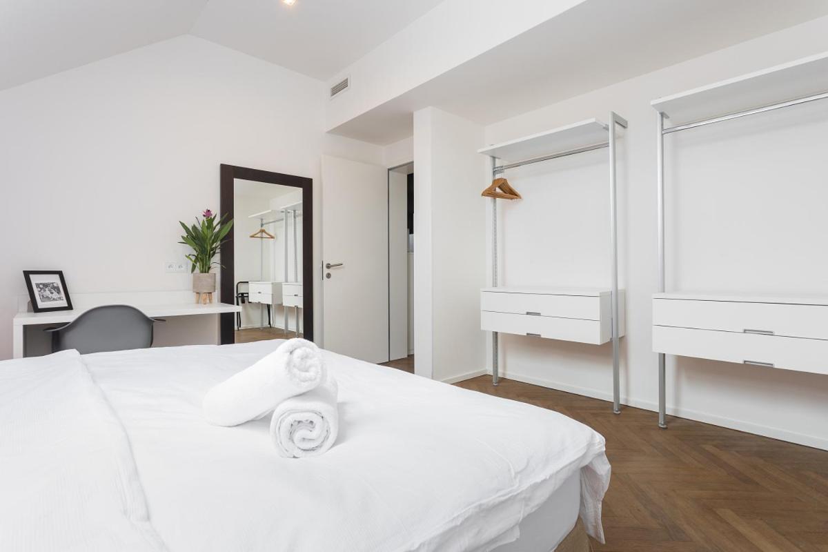 Modern Apartments Close To River プラハ エクステリア 写真